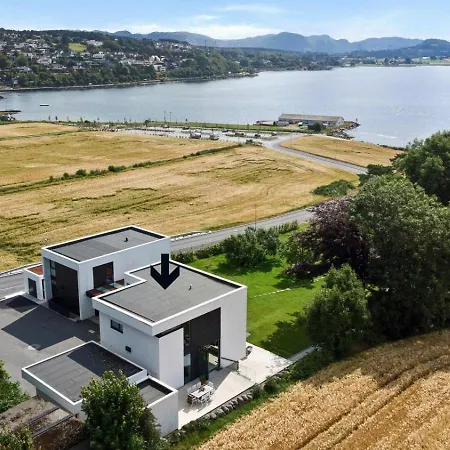 Ons 2026 Luxury Designer With Private Pond, 4 Bedrooms, 3 Bathrooms 빌라